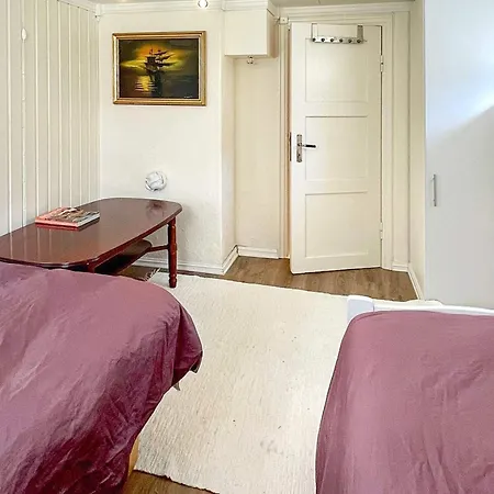 4 Person In Apartament