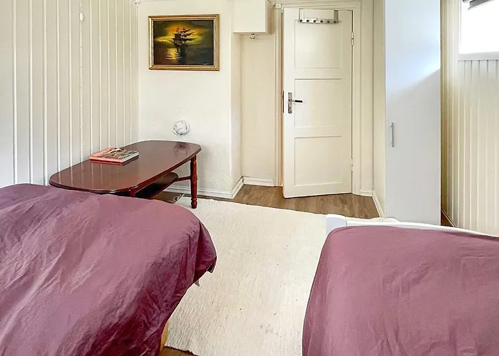 4 Person In Apartament