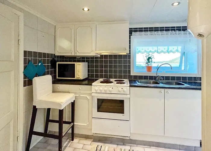 4 Person In Apartament