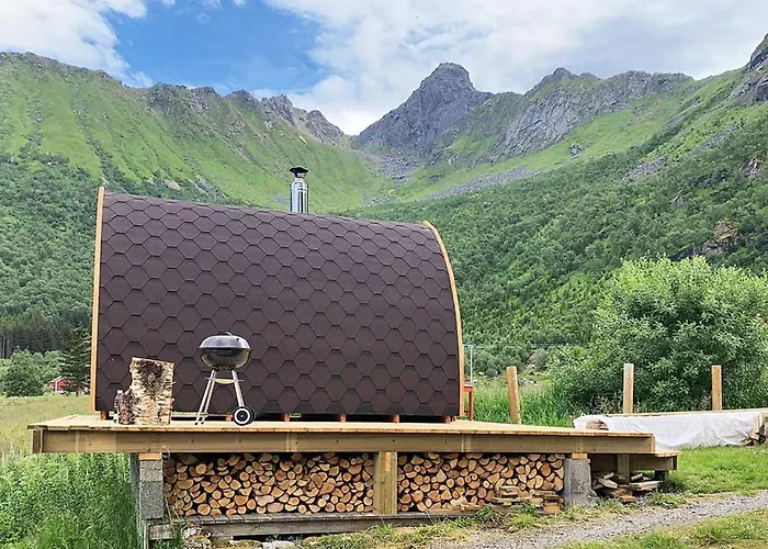 4 Person In Apartament